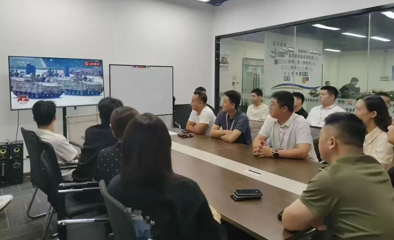 湘诚组织全体员工集体观看“九三”阅兵盛典，铭记历史荣光，共筑强国梦想